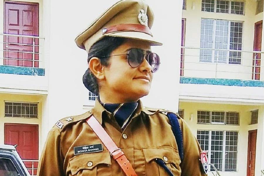 Woman cracked UPSC while doing govt job won rs 1 crore in KBC