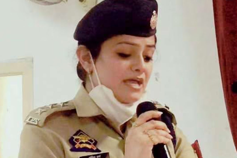 Woman cracked UPSC while doing govt job won rs 1 crore in KBC