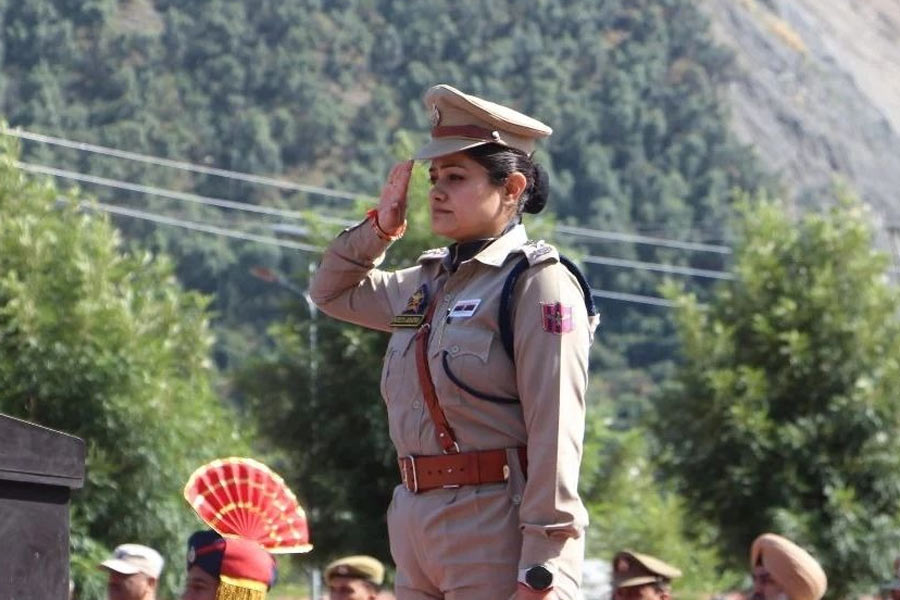 Woman cracked UPSC while doing govt job won rs 1 crore in KBC