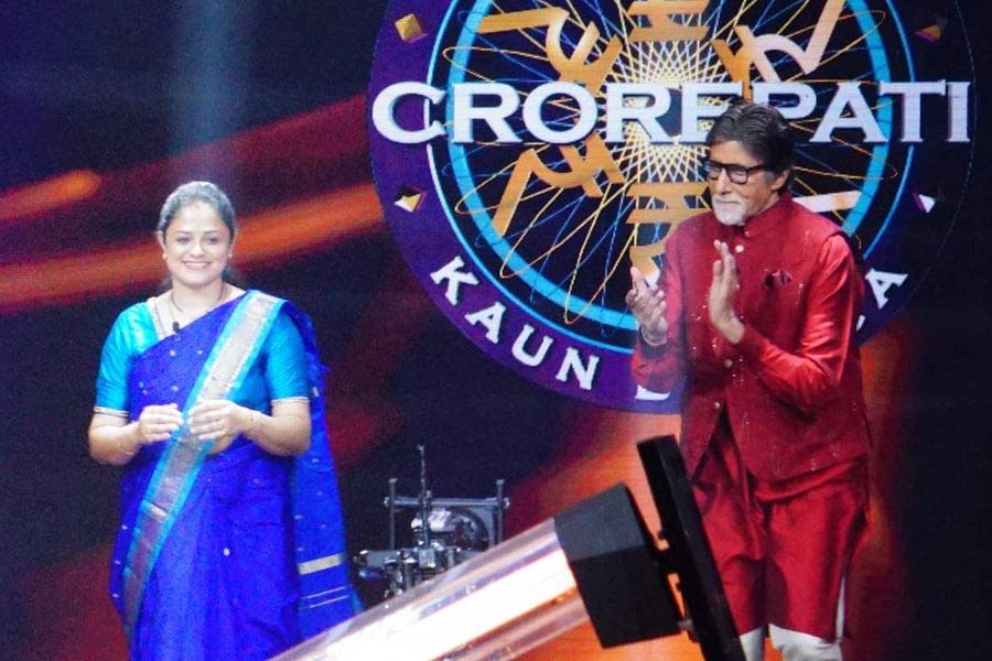 Woman cracked UPSC while doing govt job won rs 1 crore in KBC