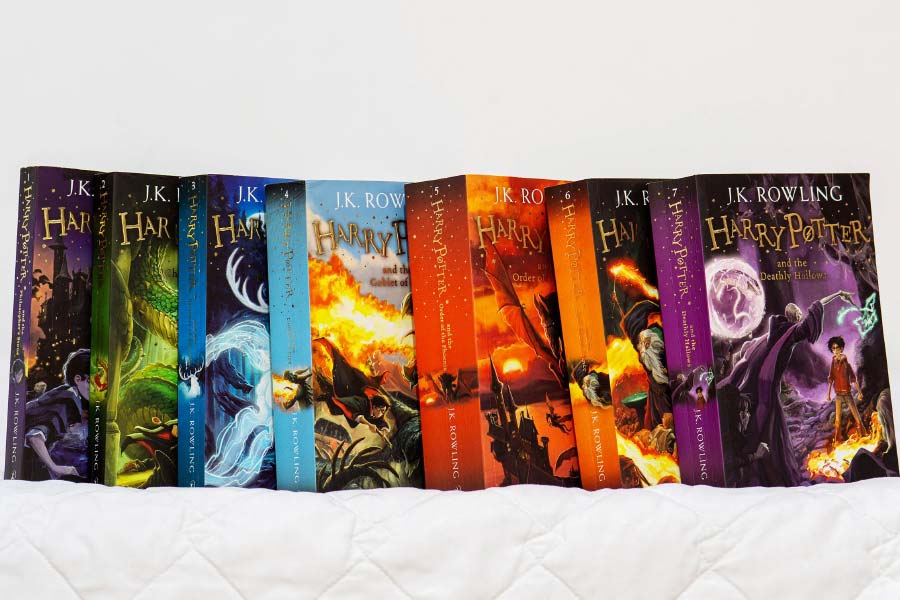 হ্যারি পটারের জাদুর দুনিয়ার সঙ্গে কমবেশি পরিচয় রয়েছে সকলেরই। জে কে রাওলিংয়ের অমর সৃষ্টি এই নভেল সিরিজ়। বিশ্বের সবচেয়ে বেশি বিক্রিত বইয়ের তালিকায় অন্যতম হিসাবে নাম রয়েছে হ্যারি পটারের।