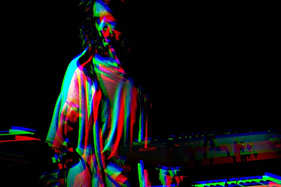 কী এই ‘ইনভিজ়িবিলিটি ক্লোক’? চিনা গবেষকই বা আসলে কী করে দেখালেন? জে কে রাওলিংয়ের কাহিনি অনুযায়ী, এটি একটি জাদু-পোশাক যা পরলে যে কোনও ব্যক্তি অদৃশ্য হয়ে যান। তাঁকে আর দেখা যায় না। চোখের সামনে ঘোরাফেরা করলেও তাঁর উপস্থিতি দেখতে পাবেন না কেউ। 