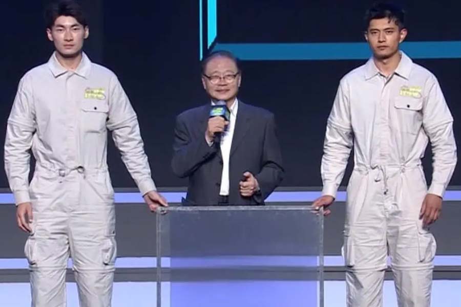 চিনা সংবাদমাধ্যম সূত্রে খবর, আলোর তারতম্যকারী অত্যাধুনিক উপাদান (অ্যাডভান্সড লাইট ম্যানিপুলেটিং মেটেরিয়াল) দিয়ে এই বিশেষ ‘ক্লোক’ বানিয়েছেন চু জুনহাও। প্রথাগত দৃশ্যমানতার নিয়মকে যা চ্যালেঞ্জ করে। প্রকাশ্যে তা ব্যবহার করেও দেখানো হয়েছে।