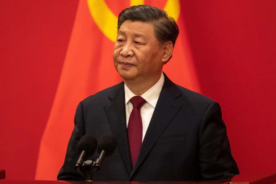 ‘ইনভিজ়িবিলিটি ক্লোক’ সামরিক কাজে ব্যবহার করা হলে যে কোনও সংঘর্ষ বা যুদ্ধে প্রথম থেকেই কয়েক ধাপ এগিয়ে থাকবে শি জিনপিংয়ের দেশ। চিনা যোদ্ধারা বাস্তবিক ‘অদৃশ্য’ হয়ে যুদ্ধ করতে পারবেন, ভবিষ্যতে তেমন সম্ভাবনা উড়িয়ে দিচ্ছেন না পর্যবেক্ষকেরা। 