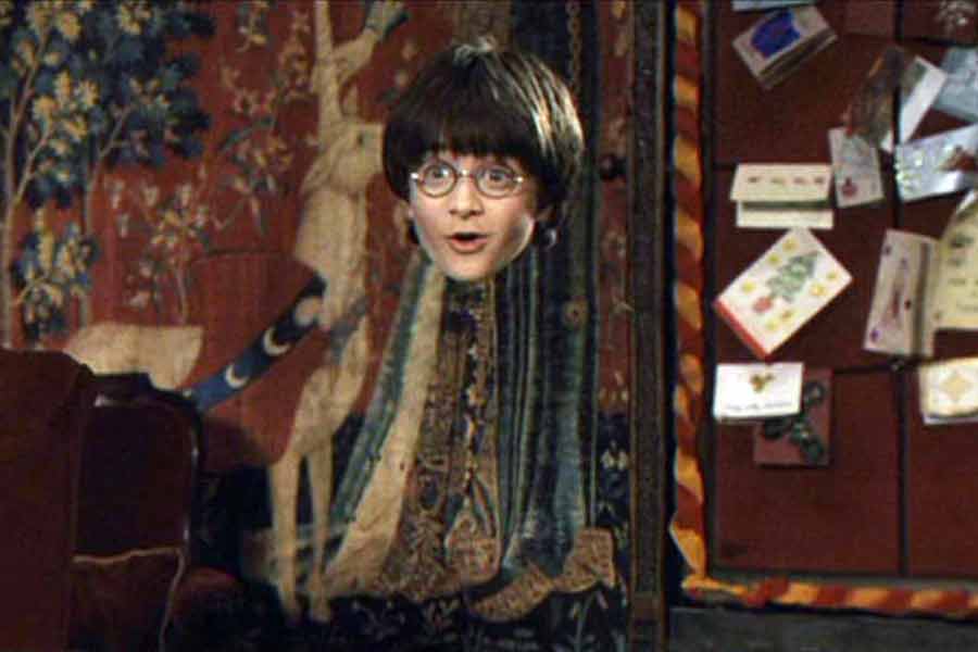 হ্যারি পটারের ‘ইনভিজ়িবিলিটি ক্লোক’ ছিল অভেদ্য এবং অক্ষয়। মানুষ তো বটেই, কোনও পশুপাখিও তার পিছনে লুকিয়ে থাকা ব্যক্তিকে দেখতে পেত না। এই পোশাক নষ্ট হত না। বছরের পর বছর ধরে তা একই অবস্থায় রয়ে গিয়েছিল।