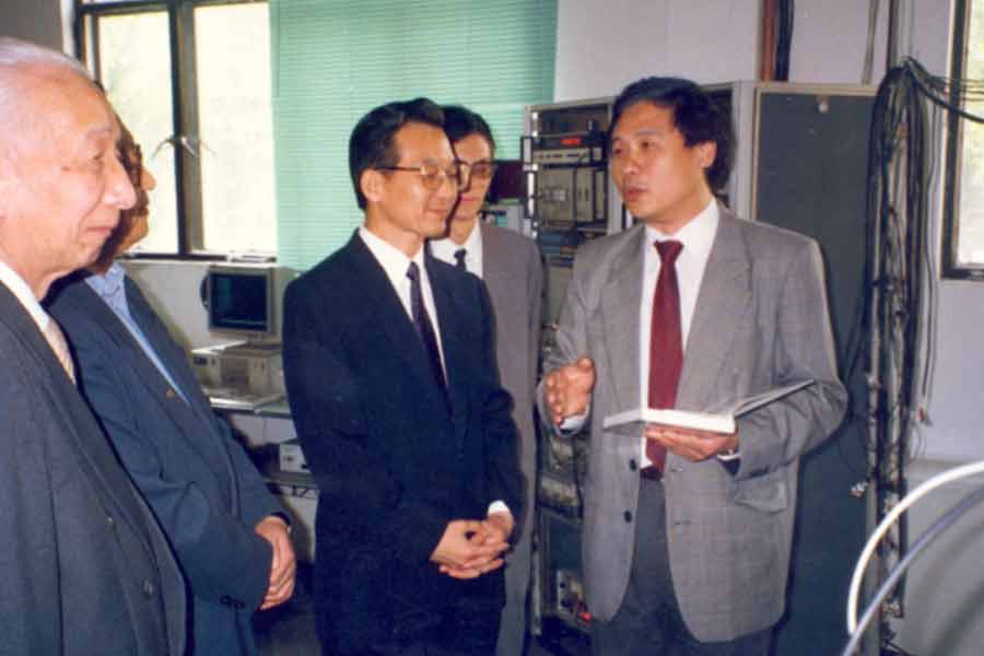 চিনে তৈরি ‘ইনভিজ়িবিলিটি ক্লোক’-এ অবশ্য কিছু সীমাবদ্ধতা রয়েছে। সেগুলিকে আপাতত উপেক্ষাই করছেন বিজ্ঞানীদের একাংশ। ‘যুগান্তকারী’ তকমা পেয়ে গিয়েছে চু জুনহাওয়ের সৃষ্টি।