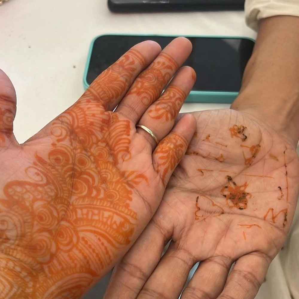 মেহেন্দিতে ভরল হাত।