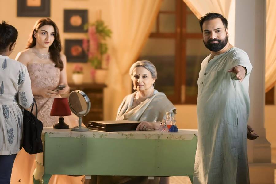 Image Of Soha Ali Khan, Sharmila Tagore, Abhiit Shri Das