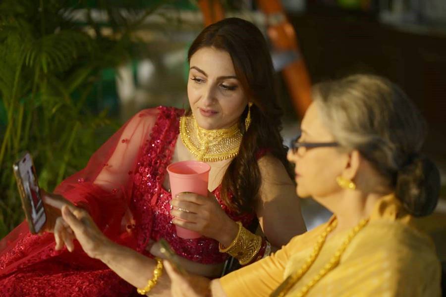 Image Of Soha Ali Khan And Sharmila Tagore