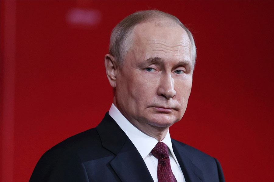 ঘটনাচক্রে, এই বৈঠকের পরেই উত্তর কোরিয়া এবং ভিয়েতনাম সফরে যান পুতিন। মনে করা হচ্ছে, আন্তর্জাতিক রাজনীতিতে ক্রমশ নিঃসঙ্গ এবং কোণঠাসা হয়েই এশিয়ায় নতুন সঙ্গী খোঁজায় উদ্যোগী হয়ে উঠেছেন পুতিন।