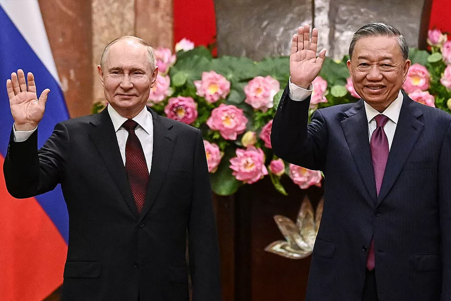 উত্তর কোরিয়া সফর শেষ করার পরই দু’দিনের সফরে ভিয়েতনামে যান রুশ প্রেসিডেন্ট। কমিউনিস্ট শাসিত এই দেশে গিয়ে সে দেশের প্রেসিডেন্ট টো লামের সঙ্গে বৈঠক করেন তিনি।   