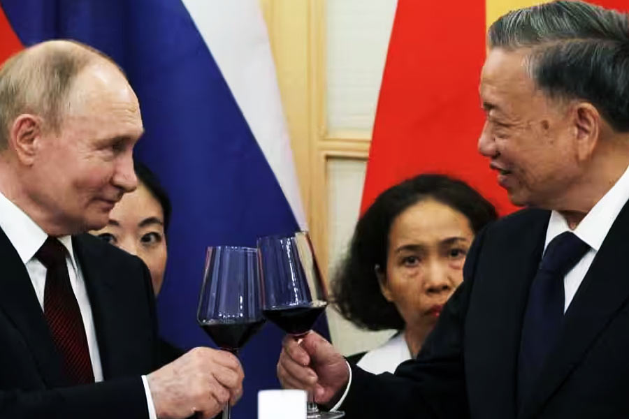 রাশিয়ার সরকারি সংবাদ সংস্থার তরফে জানানো হয়, পুতিন ভিয়েতনামের প্রেসিডেন্ট লামকে জানিয়েছেন যে, রাশিয়া ভিয়েতনামের সঙ্গে কৌশলগত সম্পর্ককে আরও মজবুত করতে চায়।   