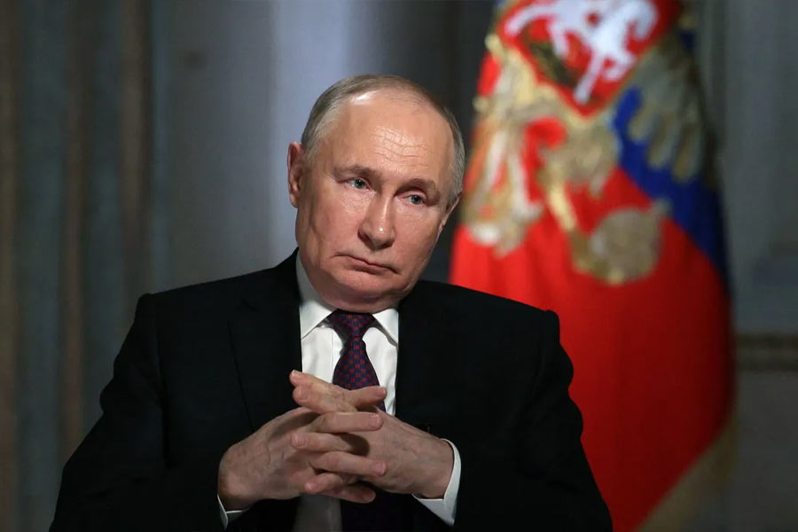 তবে পুতিনকে স্বাগত জানাতে হ্যানয় বিমানবন্দরে দেখা যায়নি ভিয়েতনামের প্রেসিডেন্ট কিংবা শীর্ষস্থানীয় কোনও আধিকারিককে। সচরাচর কোনও রাষ্ট্রপ্রধান অন্য দেশে গেলে সে দেশের প্রেসিডেন্ট বা শীর্ষস্থানীয় কেউ তাঁকে স্বাগত জানাতে বিমানবন্দরে যান।   