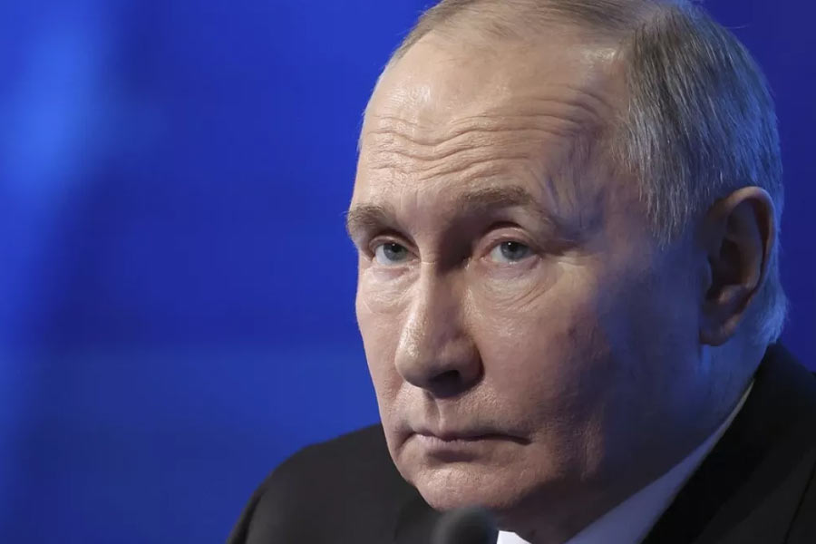 পুতিনের ভিয়েতনাম সফরের ক্ষেত্রে তেমনটা দেখা যায়নি। বিশেষজ্ঞদের একাংশ মনে করছেন, ভিয়েতনাম সফরে গিয়ে সে দেশের সঙ্গে মস্কোর পুরনো সম্পর্কের দিকটি উস্কে দেওয়ার চেষ্টা করেছিলেন পুতিন।