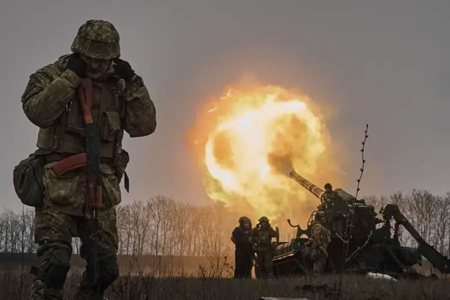 রাশিয়া-ইউক্রেন যুদ্ধে ভিয়েতনামের এই ভারসাম্যের কূটনীতি অবলম্বন করার অন্যতম কারণ রাশিয়ার অস্ত্রের উপর তাদের নির্ভরশীলতা। আবার গত কয়েক বছরে বাণিজ্যিক ক্ষেত্রে ভিয়েতনাম এবং আমেরিকার মধ্যে বোঝাপড়া বৃদ্ধি পেয়েছে।