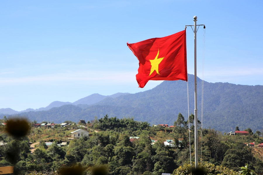 আমেরিকা এবং ফ্রান্সের বিরুদ্ধে যুদ্ধে ভিয়েতনামকে অর্থ এবং অস্ত্র দিয়ে সাহায্য করেছিল সাবেক সোভিয়েত ইউনিয়ন। পশ্চিমি বিশ্বের চোখরাঙানিকে অগ্রাহ্য করে হো-চি-মিনের নেতৃত্বাধীন ভিয়েতনামকে প্রথম কূটনৈতিক স্বীকৃতিও দেয় সোভিয়েত দেশ।