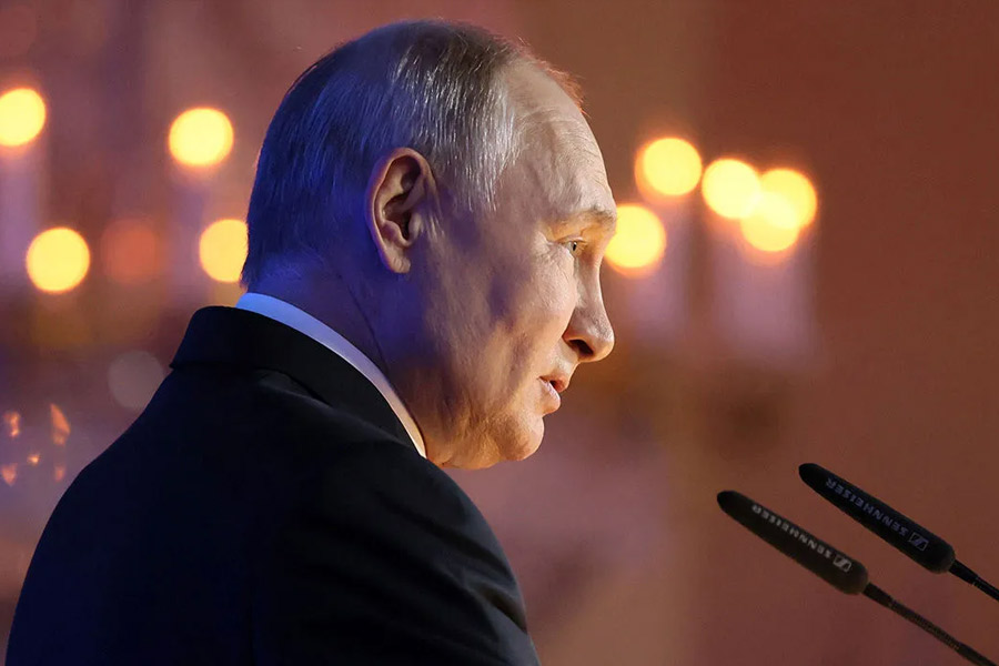 আমেরিকা অবশ্য ভিয়েতনামে পুতিনের এই সফরকে ভাল চোখে দেখছে না। তাদের বক্তব্য, কোনও দেশেরই ‘যুদ্ধাপরাধী’ পুতিনকে তাঁর বক্তব্য প্রচারের সুযোগ করে দেওয়া উচিত নয়।