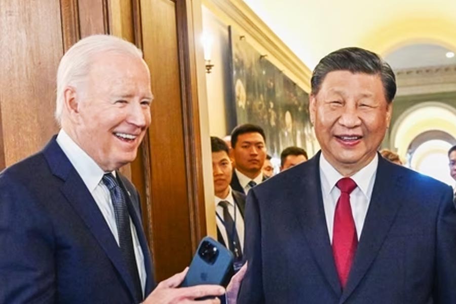 অন্য দিকে, দক্ষিণ চিন সাগরে আধিপত্য বিস্তার নিয়ে ভিয়েতনামের সঙ্গে সংঘাত রয়েছে চিনের। এমন বহুমুখী কূটনৈতিক সম্পর্ক সত্ত্বেও গত বছর ভিয়েতনামে হাজির ছিলেন আমেরিকার প্রেসিডেন্ট জো বাইডেন এবং চিনের প্রেসিডেন্ট শি জিনপিং।