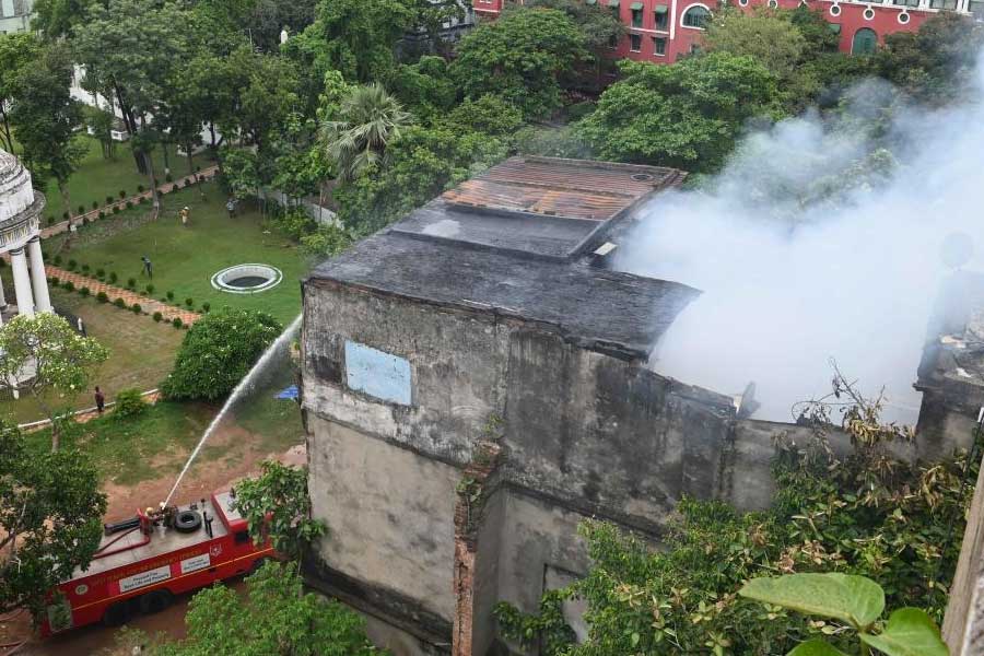 গার্স্টিন প্লেসের পুরনো বাড়িতে অগ্নিকাণ্ড।