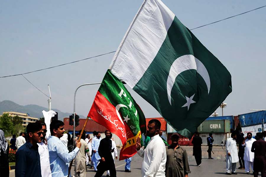 তাৎপর্য পূর্ণ হল, এলআইসির এই এইউএমের পরিমাণ ভারতের পড়শি দেশ পাকিস্তানের মোট অভ্যন্তরীণ উৎপাদন (জিডিপি)-র প্রায় দ্বিগুণ। তেমনটাই জানাচ্ছেন অর্থনীতিবিদেরা। 