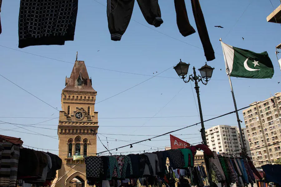 পাকিস্তানের মোট অভ্যন্তরীণ উৎপাদনের মূল্য ৩৩ হাজার কোটি ডলার (ভারতীয় মুদ্রায় যার মূল্য প্রায় ২৯ লক্ষ কোটি টাকা)। ভারতের রাষ্ট্রায়ত্ত বিমা সংস্থার গচ্ছিত অর্থ তার প্রায় দ্বিগুণ (৬১ হাজার কোটি ডলার)।