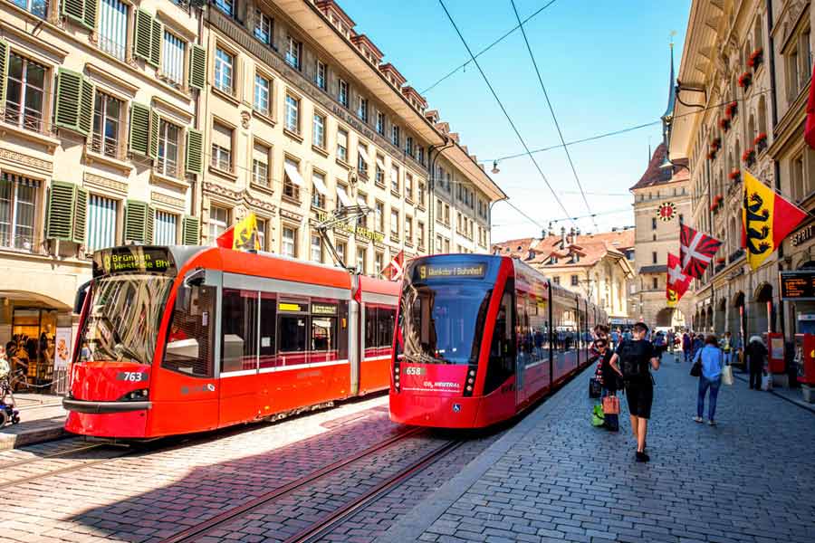 ইউরোপের ডেনমার্কের মোট অভ্যন্তরীণ উৎপাদনের পরিমাণ ৪১ হাজার কোটি ডলার। আবার সিঙ্গাপুরের মোট অভ্যন্তরীণ উৎপাদন এখন ৫২ হাজার কোটি ডলার। এই দু’টি দেশকেই সম্প্রতি ছাপিয়ে গিয়েছে এলআইসি। 