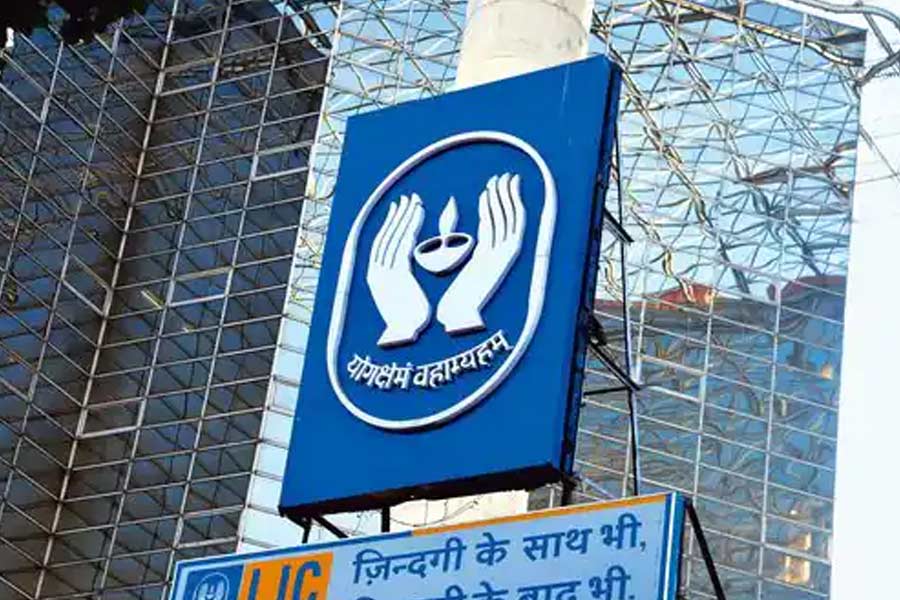 এলআইসির এই সম্পদবৃদ্ধির নেপথ্যে শেয়ার বাজারে তার অগ্রগতিকেই কৃতিত্ব দিচ্ছেন অনেকে। গত ছ’মাসে বিমা সংস্থার শেয়ারের পরিমাণ ৩২.৪৬ শতাংশ বৃদ্ধি পেয়েছে। 