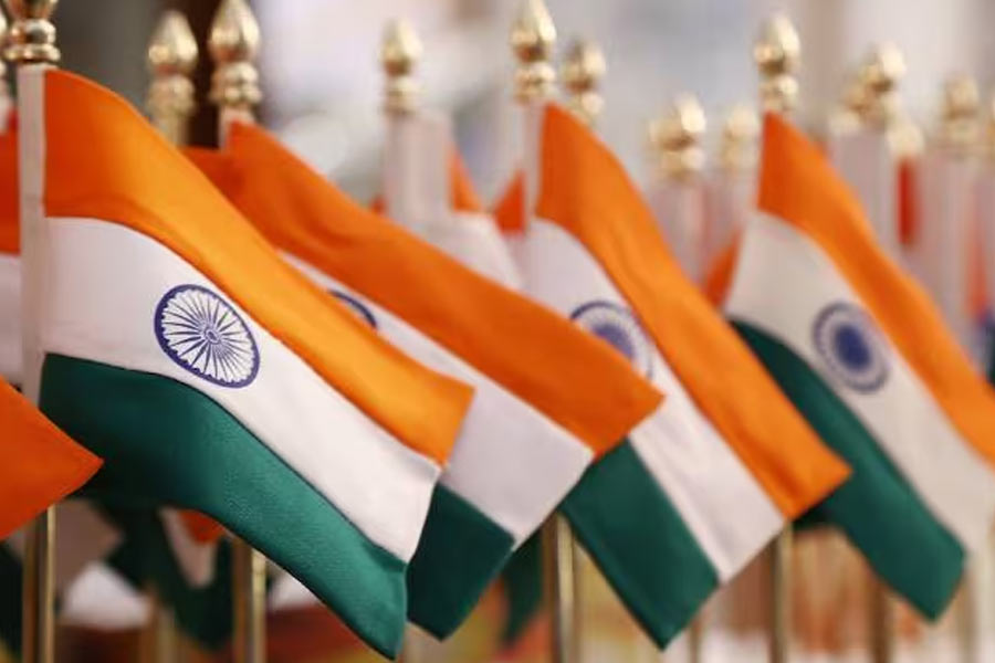 অন্য দিকে, ভারত বর্তমানে বিশ্বের পঞ্চম বৃহত্তম অর্থনীতি। তার আগে রয়েছে কেবল আমেরিকা, চিন, জার্মানি এবং জাপান। চলতি অর্থবর্ষের শেষে জাপানকে পেরিয়ে আরও এক ধাপ উঠতে চলেছে ভারত। সে ক্ষেত্রে তারা চতুর্থ স্থানে পৌঁছে যাবে। 