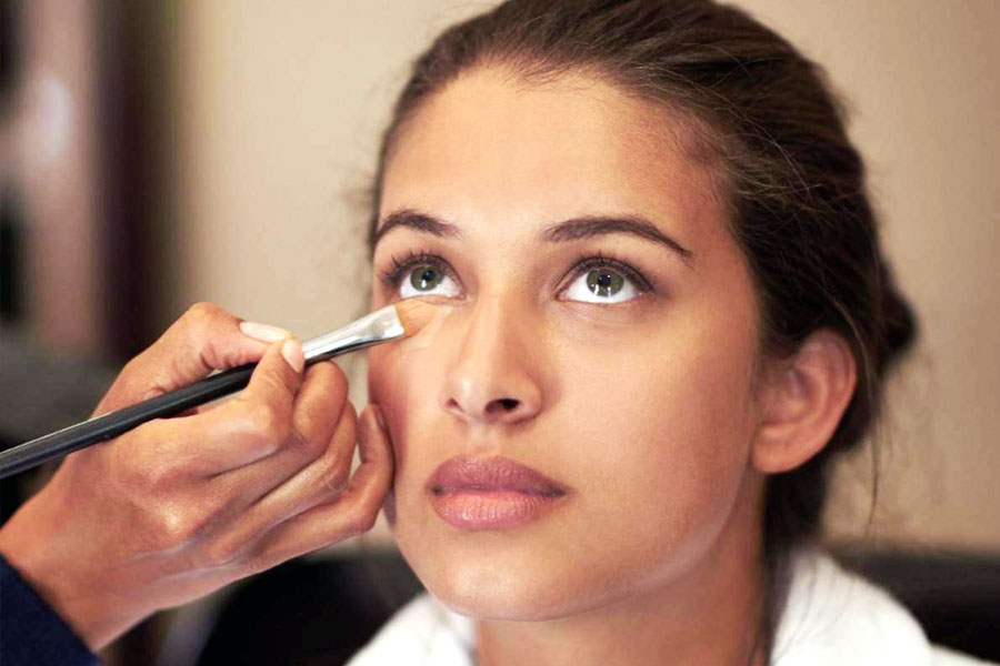 Step by step guide to cover dark circles with makeup just like a professional makeup artist