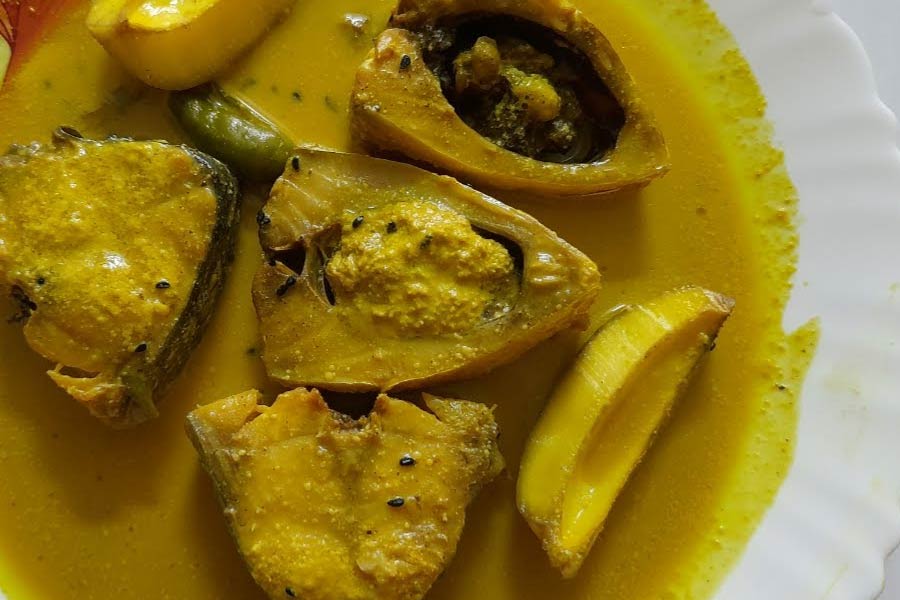 How to cook traditional Bengali Hilsa fish Curry with raw mango
