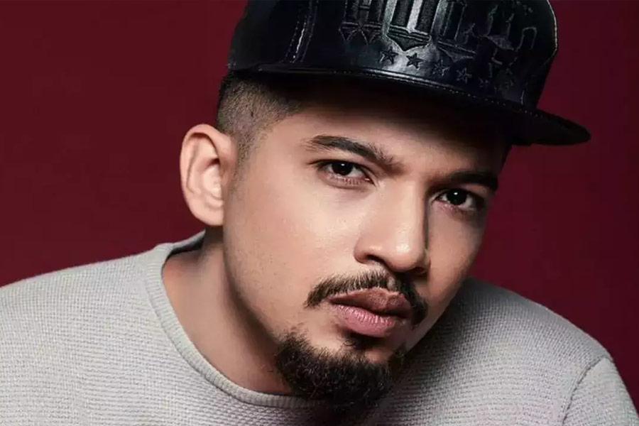 যাঁদের জীবন থেকে ‘গল্লি বয়’-এর গল্প নেওয়া, তাঁদের মধ্যে নায়েজ়ি এ বার ‘বিগ বস্’-এর ঘরে। ওই ছবির পর ডিভাইন নেটফ্লিক্সে সেক্রেড গেমস (কাম ২৫)- এর জন্য একটি হিট ট্র্যাক রচনা করে তাঁর উপস্থিতি জানান দেন। কিন্তু নায়েজি ওরফে নাভেদ শেখ খুব একটা নজরে আসেননি। এ বার তাঁকে দেখা গেল জনপ্রিয় রিয়্যালিটি শোয়ে।