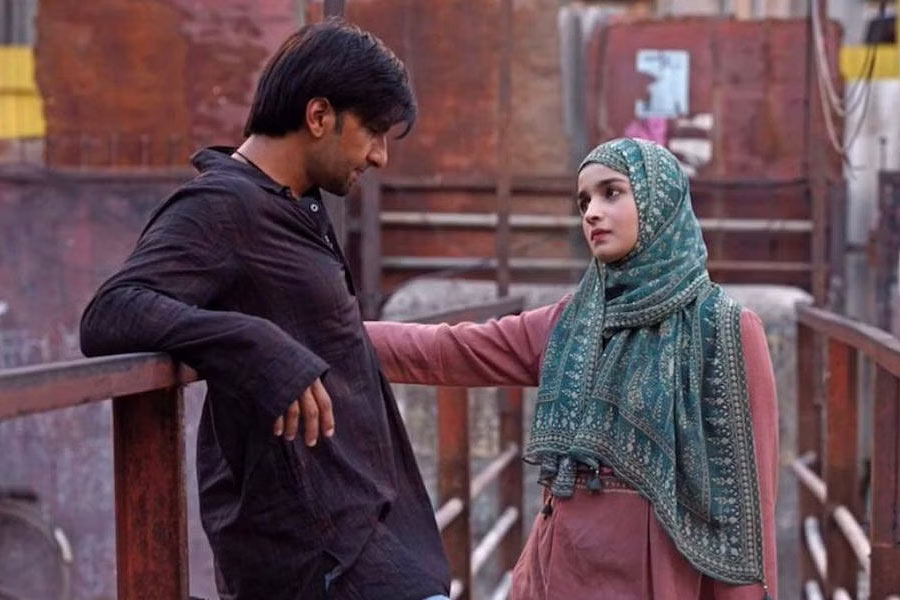 নায়েজ়ির জীবন গল্পের মতোই। সিনেমার কাহিনির মতোই পরতে পরতে রোমাঞ্চ রয়েছে, রয়েছে জীবনে চলার পথে ঠোক্কর। রণবীর এবং আলিয়ার অসাধারণ অভিনয় অনেক আগেই মন ছুঁয়েছিল দর্শকদের। 