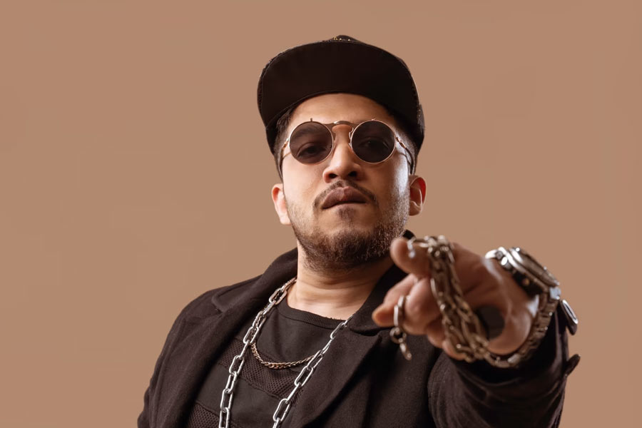 শব্দ দিয়ে, কথা দিয়ে ধাক্কা মারা যায় শত্রুপক্ষকে, চোখে আঙুল দিয়ে সে সময় দেখিয়েছিল ওই ছবি। সেখান থেকে নায়েজ়ির জীবন নিয়েও অনেকের আগ্রহ ছিল।