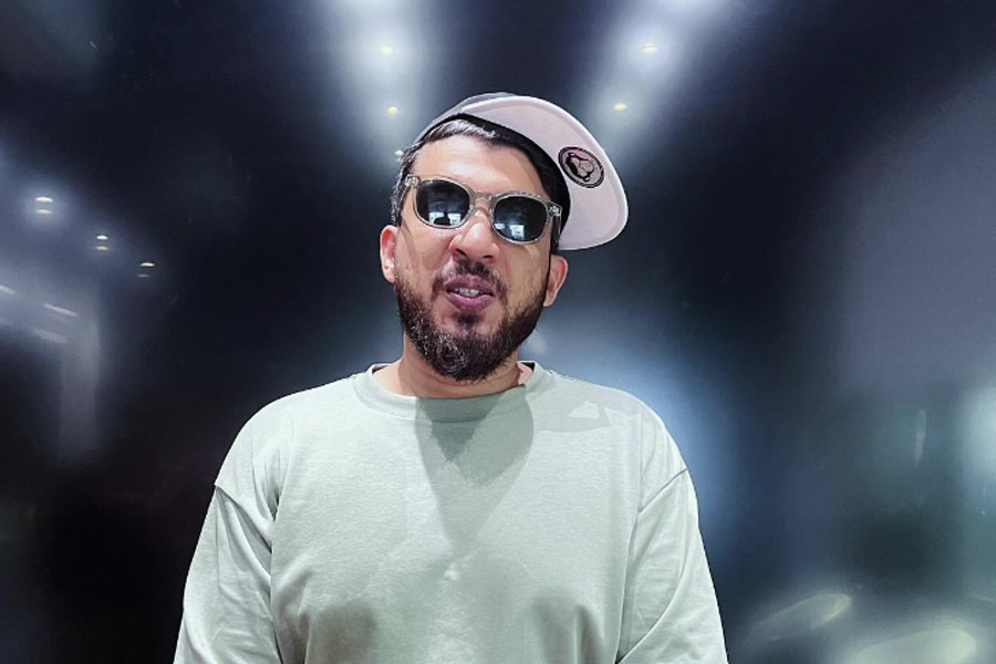 আসল নাম নাভেদ শেখ হলেও র‌্যাপ সঙ্গীতের শ্রোতা এবং দর্শকেরা তাঁকে চেনেন নায়েজ়ি নামেই। ডিভাইনের সঙ্গে জুটি বেঁধে মেনস্ট্রিম র‌্যাপ সঙ্গীতের মোড় ঘুরিয়ে দেওয়া এই যুবক উঠে এসেছেন একটি নিম্ন মধ্যবিত্ত পরিবার থেকে।