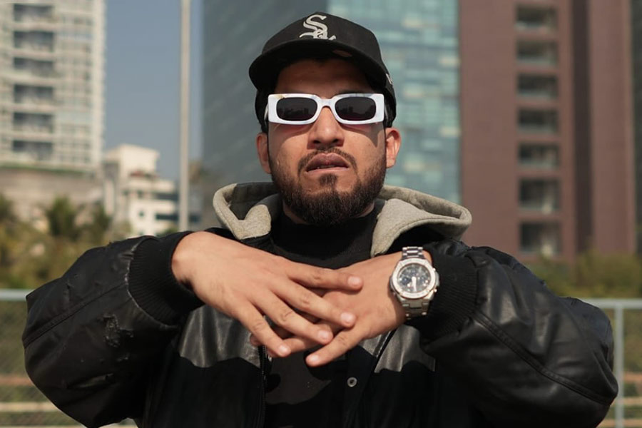 মুম্বইয়ের কুরলায় বড় হওয়া নাভেদ থেকে নায়েজ়ি হয়ে উঠতে অনেক বাধা-বিপত্তি পার করেছেন। বাবা কাজের সূত্রে থাকতেন দুবাইয়ে। মা এবং মাসির কাছেই মানুষ। থাকতেন একটি বস্তিতে।