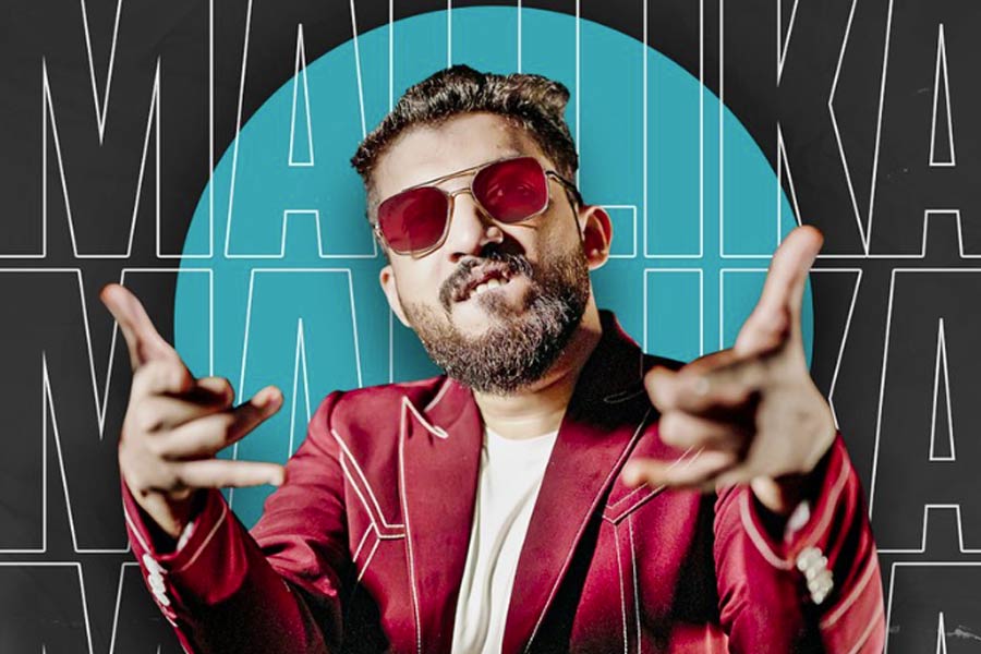 এক বার স্কুলের ইউনিফর্ম পরা নায়েজিকে দেখে ধরতে এসেছিল পুলিশও। কী করেছিলেন তিনি? স্কুলের পোশাক পরে স্কুলের পাশে দাঁড়িয়েই সুখটান দিচ্ছিলেন নায়েজ়ি। বয়স? ১৩ বছর। এক খুদেকে ওই ভাবে দেখে ছুটে গিয়েছিলেন রাগী পুলিশ অফিসার।