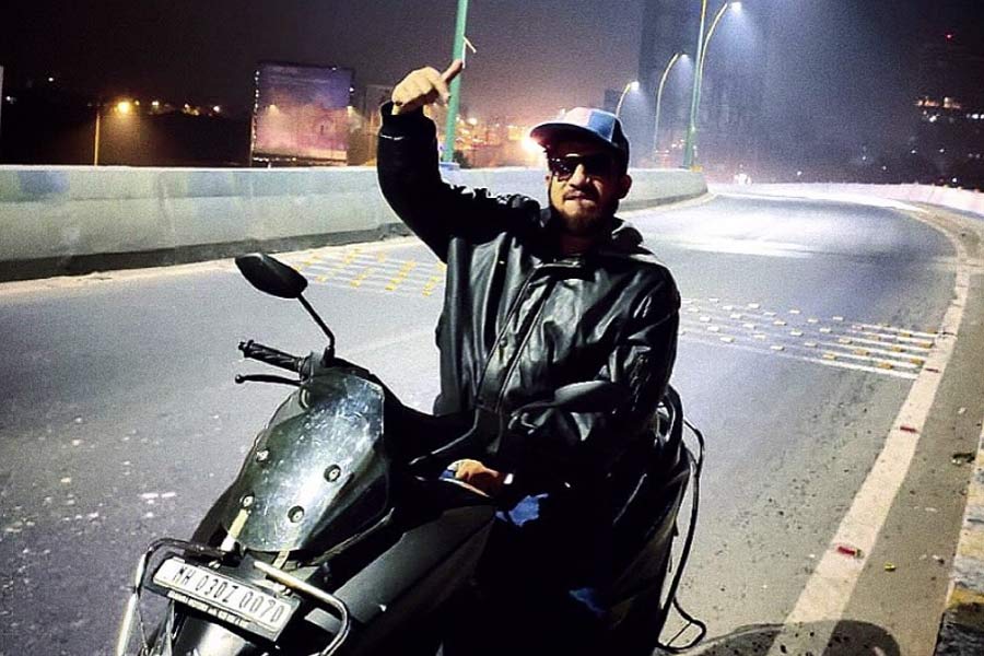 পুলিশ আসছে দেখেও অবশ্য পালানোর কথা ভাবেনি সেই স্কুলছাত্র। ফলাফল— বিরাশি সিক্কার এক চড় এসে পড়ে গালে। থতমত খেয়ে গেছিল সে দিনের কিশোর। পুলিশ অফিসার এর পর তাকে টানতে টানতে থানায় নিয়ে যেতে চেয়েছিলেন।