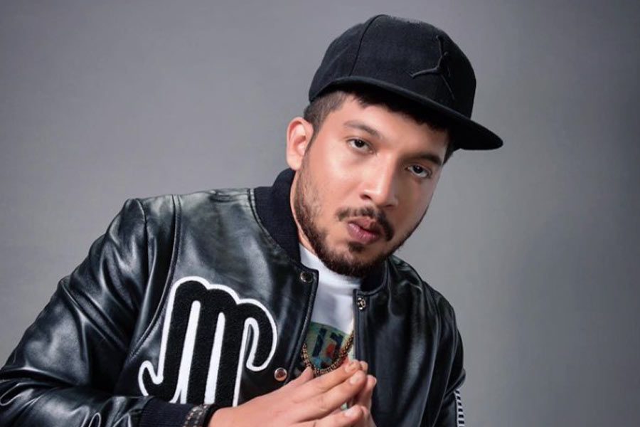 ওই ভাবেই খানিক ‘সিরিয়াস’ হয়ে গিয়েছিল সেই কিশোর। চড় পর্যন্ত ঠিকই আছে। তা বলে থানায় যেতে হবে! না-না, কিছুতেই থানায় যাবে না সে। নায়েজ়ির হাত শক্ত করে ধরে রেলস্টেশনে দাঁড়িয়ে ছিলেন পুলিশ অফিসার। 