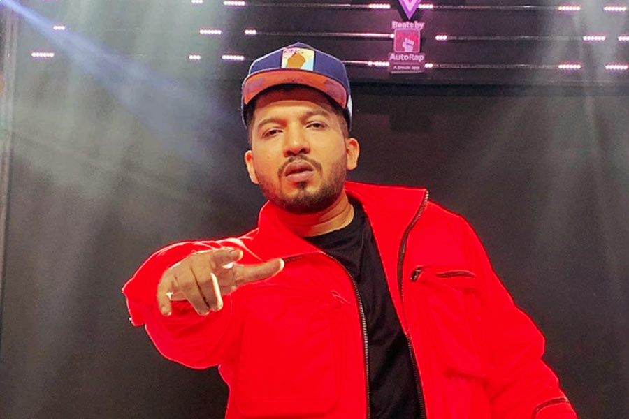 পারিবারিক অর্থাভাব, ও দিকে এলাকার ‘খারপ ছেলেদের’ সঙ্গে মেলামেশা— হঠাৎই এক দিন নাভেদের মনে হল, ‘‘না এ ভাবে জীবন চলবে না। ভেসে যাওয়া যাবে না। অন্য কিছু করতে হবে।’’ ওই বোধোদয় যে দিন হল, সে দিনই তাঁর জীবনের প্রথম মোড় ঘুরে গিয়েছিল বলে একটি সাক্ষাৎকারে জানিয়েছেন র‌্যাপ গায়ক। 