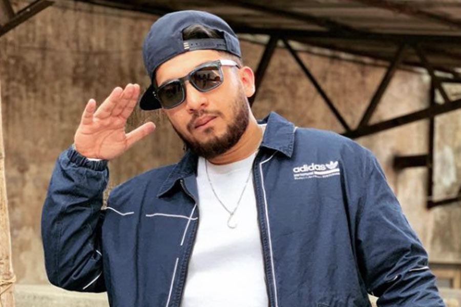 কিশোর নায়েজ়ির চোখ পড়ল সামনের ট্রেনের দিকে। আচমকা ওই পুলিশ অফিসারের হাতে ধাক্কা দিয়ে কিছু বুঝে ওঠার আগেই তাঁর দুই পায়ের ভিতর দিয়ে সন্তর্পণে গলে গিয়ে ঝাঁপ দিয়ে চলন্ত ট্রেনে উঠে পড়েছিলেন নায়েজ়ি। সে কথা ভাবলে আজও হেসে ফেলেন তিনি। বলেন, ‘‘কী সব করেছি!’’