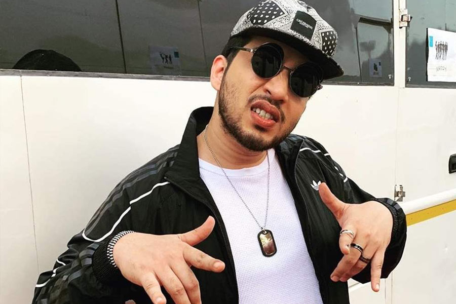 ছোট থেকেই দুরন্ত। আর প্রচুর পরিশ্রম করতে পারেন। নিজের শক্তির সবটুকু ঢেলে অন্য নেশায় বুঁদ হতে শুরু করেন সে দিনের ছোট্ট নাভেদ। শুরু করেছিলেন কথার পিঠে কথা বসিয়ে গান করা। সেখান থেকে জন্ম আজকের নায়েজ়ির।