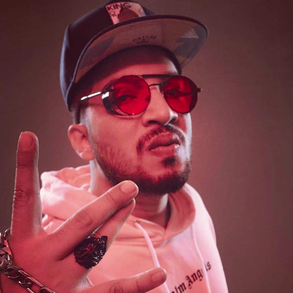 ‘আফাত’ নামে একটি মিউজ়িক ভিডিয়ো দিয়ে প্রথম বড় পরিচিতি পান নায়েজ়ি। সালটা ২০১৪। আইপ্যাডে সেই ‘সিঙ্গল ডেবিউ’ প্রচুর মানুষ শোনেন, ভালবাসেন, মুগ্ধ হন। 