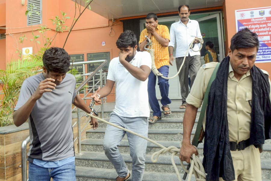 নিট-এর প্রশ্ন ফাঁসে ধৃতদের হাসপাতালে ডাক্তারি-পরীক্ষা করিয়ে নিয়ে যাওয়া যাচ্ছে বিহার পুলিশ। রবিবার।