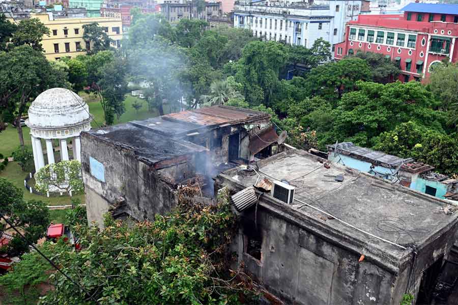 রবিবার সকালেও গার্স্টিন প্লেসের বাড়ি থেকে ধোঁয়া বেরোতে দেখা গিয়েছে।