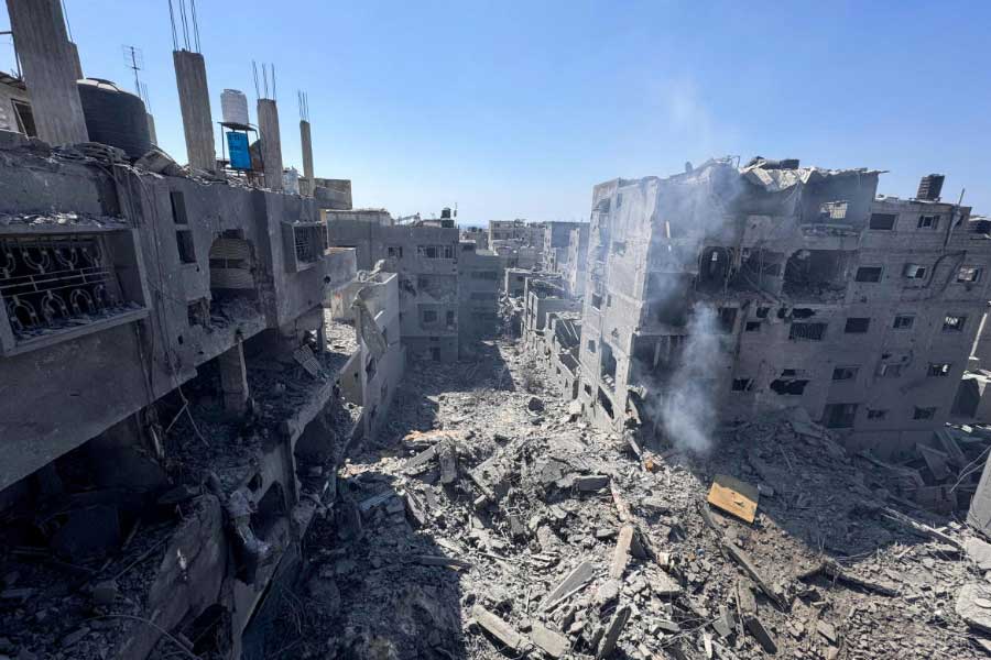 কয়েক দিনের স্থিতাবস্থার পর ফের গাজ়া লক্ষ্য করে আক্রমণের মাত্রা বৃদ্ধি করেছে ইজ়রায়েল। গাজ়ার স্থানীয় প্রশাসনকে উদ্ধৃত করে আল জাজ়িরা জানিয়েছে, শনিবার ইজ়রায়েলি আক্রমণে অন্তত ৪২ জনের মৃত্যু হয়েছে।