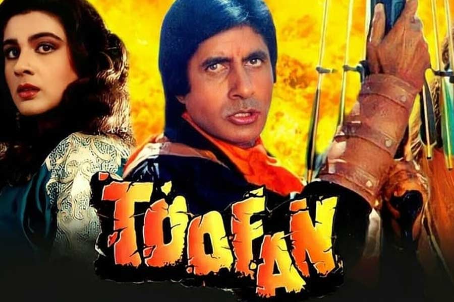 ১৯৮৯ সালে কেতন দেসাইয়ের পরিচালনায় প্রেক্ষাগৃহে মুক্তি পায় ‘তুফান’। এই ছবিতে দ্বৈতচরিত্রে অভিনয় করতে দেখা যায় অমিতাভকে। অতিমানবের চরিত্রে অভিনয় করেন তিনি।