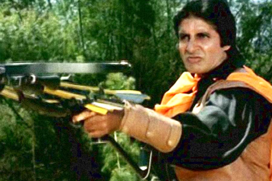 মুক্তির পর ‘তুফান’ ভাল ব্যবসা করতে আরম্ভ করলেও কিছু দিন পর টিকিট বিক্রির হার কমতে শুরু করে। বলিপাড়া সূত্রে খবর, বক্স অফিসে আশানুরূপ উপার্জন করতে পারেনি অমিতাভের ছবি।