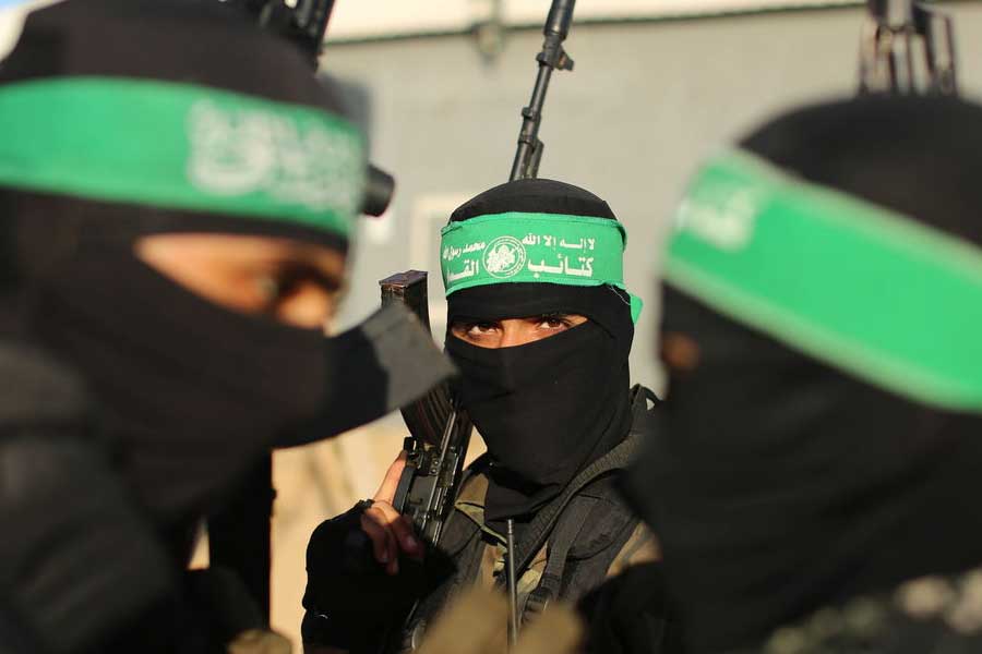 হামাসের অন্যতম শীর্ষনেতা ইয়াহিয়া সিনওয়ারের অন্যতম ঘনিষ্ঠ রাদ। এই সিনওয়ারকে বহু বার হত্যা করার চেষ্টা করলেও এখনও পর্যন্ত সফল হয়নি বেঞ্জামিন নেতানিয়াহুর সেনা।