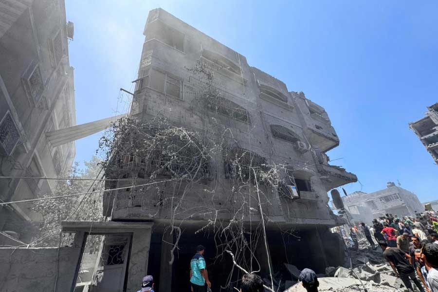 এই হামলায় ইতিমধ্যেই নিহতের সংখ্যা ৪২ ছুঁয়েছে। হামাস বাহিনীর সদস্যদের পাশাপাশি বেশ কয়েক জন প্যালেস্টাইনিও ইজ়রায়েলি হামলায় মারা গিয়েছেন বলে দাবি করা হয়েছে স্থানীয় সংবাদমাধ্যমে।