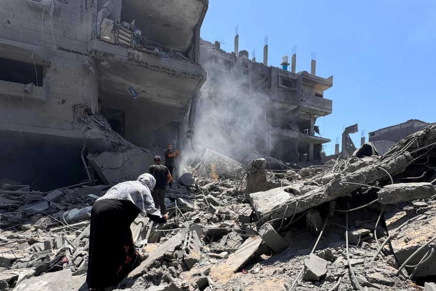 ইজ়রায়েলি সেনার একাংশের দাবি, দীর্ঘ দিন গাজ়ার আল-শিফা হাসপাতালে গা ঢাকা দিয়েছিলেন রাদ। গত মার্চ মাসে ইজ়রায়েল এই হাসপাতাল লক্ষ্য করে হামলা চালালেও কোনও রকমে পালিয়ে যান হামাসের ওই সামরিক পদাধিকারী। তবে এ বারে শেষরক্ষা হল না।